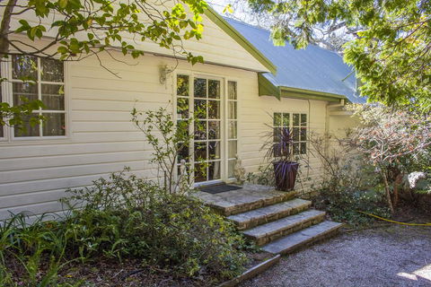Bygone Beautys Cottages - Bronte Cottage - Accommodation Mermaid Beach 1