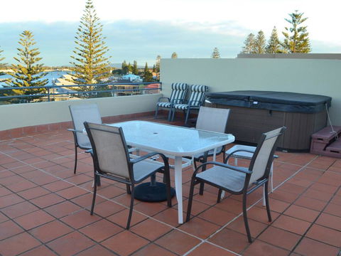 Castillo Del Mar 10 - Lake View Roof Terrace With Spa - Accommodation Mermaid Beach 2