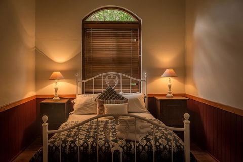 Celestial Dew Guest House, Day Spa, Retreat - Accommodation Mermaid Beach 2
