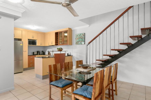 Chic City Apartment With Waterfront Views - Accommodation Mermaid Beach 3