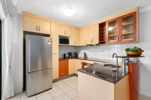 Chic City Apartment With Waterfront Views - Accommodation Mermaid Beach 2