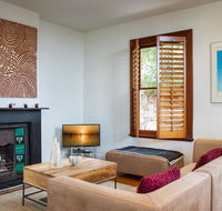 Chic Two-storey Cottage with Darling Harbour Views - Accommodation Mermaid Beach