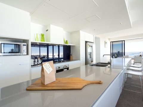 Circle On Cavill 52nd Floor Spacious Skyhome Apartment - Accommodation Mermaid Beach 2