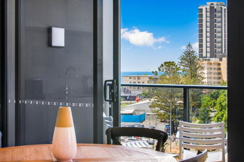 Coastal Apartment With Balcony, Parking And Pool - Accommodation Mermaid Beach 2