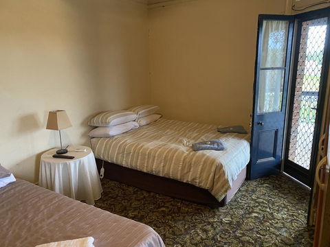 Commercial Hotel Curlewis - Accommodation Mermaid Beach 2