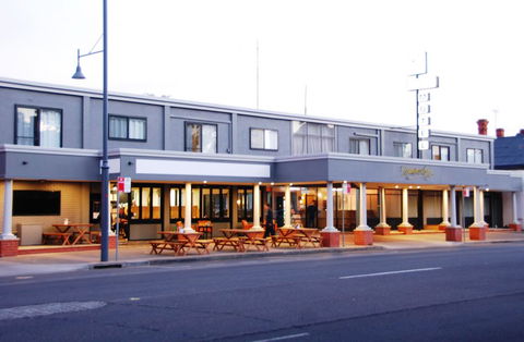 Commodore Motor Inn - Accommodation Mermaid Beach 0