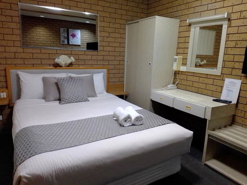 Country Home Motor Inn - Accommodation Mermaid Beach 0