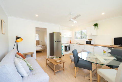 Cozy 1 Bedroom Apartment Minutes From The Beach - Accommodation Mermaid Beach 2