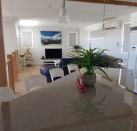 Cozzys Condo Luxury Beach House - Accommodation Mermaid Beach