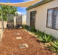 Cute Private Studio Flat with AIRCON - Accommodation Mermaid Beach
