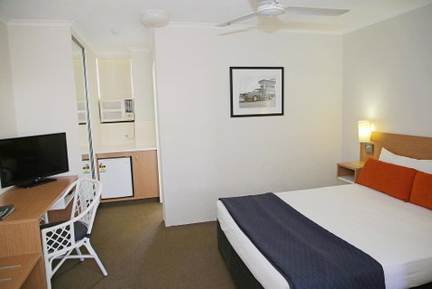 Darcy Arms Hotel Motel - Accommodation Mermaid Beach 0