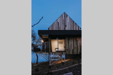 Deviot Boat House - Accommodation Mermaid Beach 2
