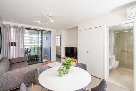 Elite Elegance 2BR@Hamilton APT With Parking - Accommodation Mermaid Beach 2