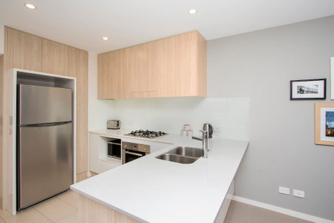 Elite Elegance 2BR@Hamilton APT With Parking - Accommodation Mermaid Beach 1
