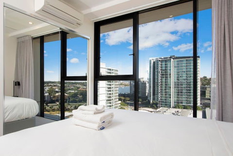 Elite Elegance 2BR@Hamilton APT With Parking - Accommodation Mermaid Beach 3