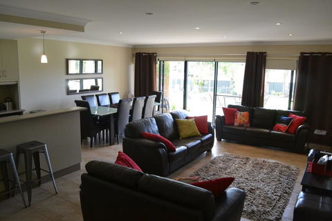 ELSINOR Townhouse 8 Mulwala - Accommodation Mermaid Beach 2