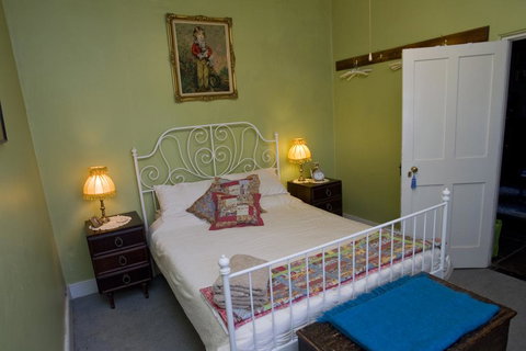 Emma Tiver Heritage Cottage - Accommodation Mermaid Beach 3