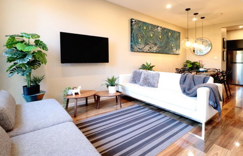 EROS City Fringe - Wifi, Wine, Netflix, Pets OK And Park Views! - Accommodation Mermaid Beach 1