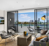 Family Unit with Parking Balcony Pool near Beach - Accommodation Mermaid Beach