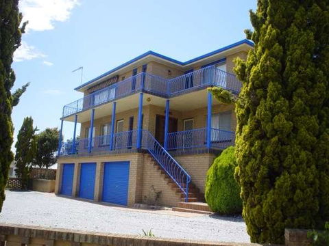 Flat 2 - 3 Bay Lane - Accommodation Mermaid Beach 0