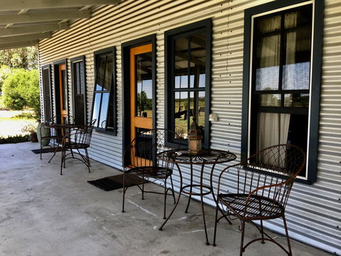 French Island Cottage - Accommodation Mermaid Beach 2