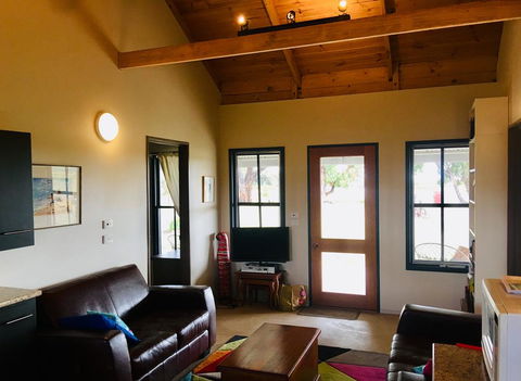 French Island Cottage - Accommodation Mermaid Beach 3