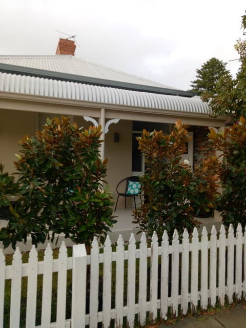 FUNKY COTTAGE - Accommodation Mermaid Beach 0