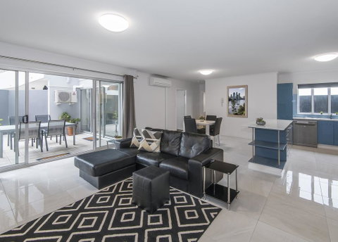 FV4006 Apartments - Accommodation Mermaid Beach 0