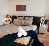 GIRLS ONLY. Large bedroom with KING bed close to everything - Accommodation Mermaid Beach