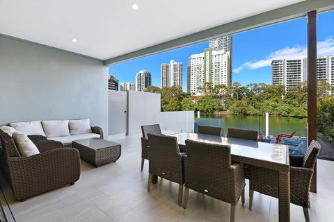 Gold Coast Private Homes - Waterfront Villas, Paradise Island - Accommodation Mermaid Beach 1