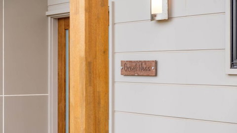 Great Ness Beachhouse - WiFi - Pet-Friendly - Accommodation Mermaid Beach 2