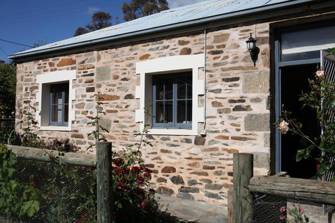 Griffiths Cottage - Accommodation Mermaid Beach 0