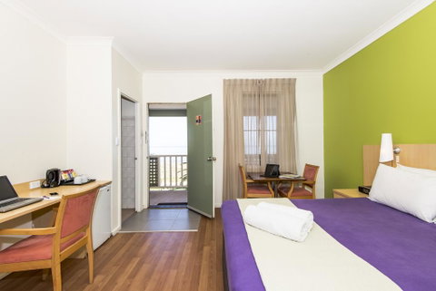 Hedland Hotel - Accommodation Mermaid Beach 3