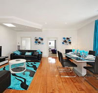 Hidden Gem in Cafe Strip Chadstone  King Bed - Accommodation Mermaid Beach