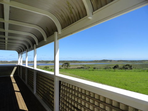 High View Family Cottages - Accommodation Mermaid Beach 0