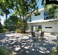 HOLIDAY HOME - 6 BEDROOMS CLOSE TO TOWN - Accommodation Mermaid Beach