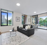 HomeHotel walking distance to Train and Westfield. - Accommodation Mermaid Beach