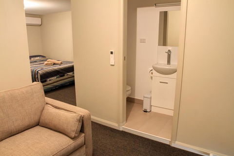 Ivanhoe Hotel Motel - Accommodation Mermaid Beach 2