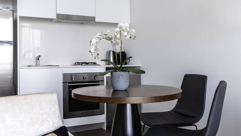 KOZYGURU Chatswood Luxury Studio NCH088 - Accommodation Mermaid Beach 1