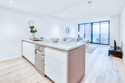 KOZYGURU FORTITUDE VALLEY HIGH LEVEL 2 BED APT + FREE PARKING QFV179-2612 - Accommodation Mermaid Beach 1