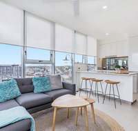 KOZYGURU NEWSTEAD DESIGNER 2 BED APT FREE PARKING POOL  GYM QNE088 - Accommodation Mermaid Beach
