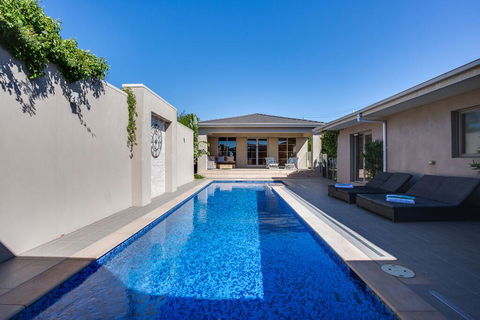 Kraimorie Large Family Beach House With Pool, Superb Water Views, Pool, And Games Room - Accommodation Mermaid Beach 1