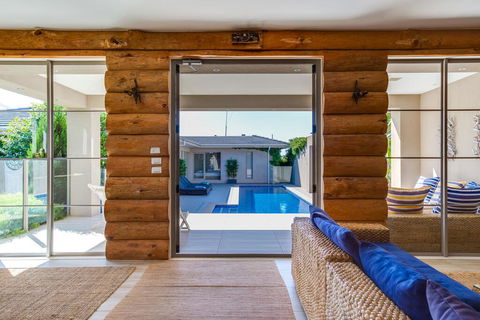 Kraimorie Large Family Beach House With Pool, Superb Water Views, Pool, And Games Room - Accommodation Mermaid Beach 3