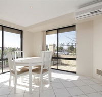Lakeside Fun house near the Swan Valley - Accommodation Mermaid Beach