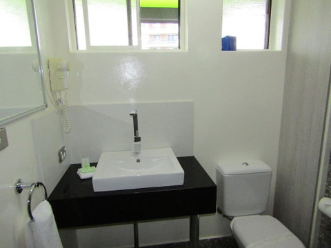 Le George Motel - Accommodation Mermaid Beach 2