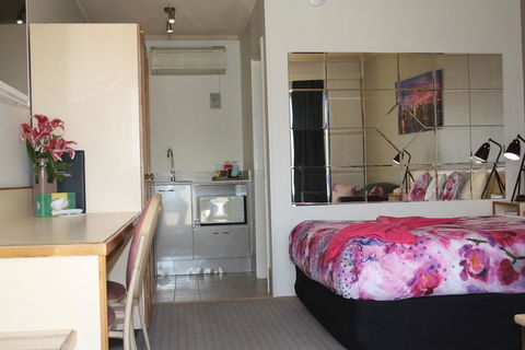 Leagues Motel - Accommodation Mermaid Beach 2