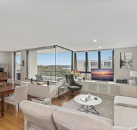 Light filled apartment with sweeping harbour views - Accommodation Mermaid Beach