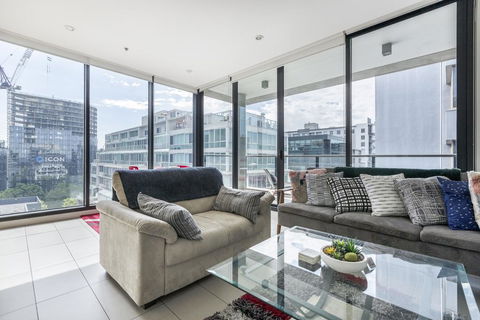 LIGHT, AIRY, SPACIOUS QUEENS ROAD APARTMENT - Accommodation Mermaid Beach 0