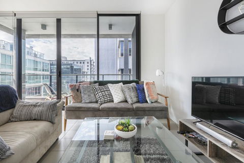 LIGHT, AIRY, SPACIOUS QUEENS ROAD APARTMENT - Accommodation Mermaid Beach 2