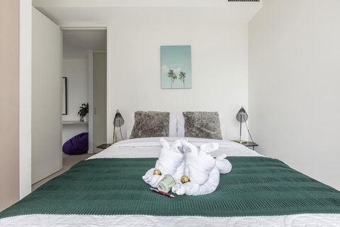 LIGHT, AIRY, SPACIOUS QUEENS ROAD APARTMENT - Accommodation Mermaid Beach 3